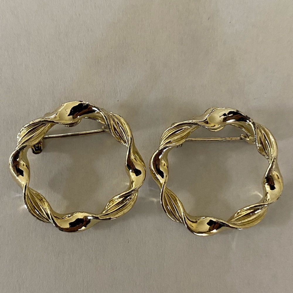 VINTAGE MATCHING BROOCHES